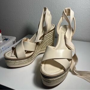 Vince Camuto wedges worn only once very confortable!Can fit a 7.5